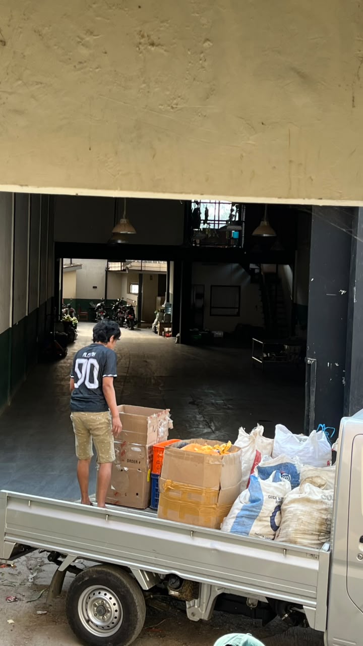 Proses loading produk di gudang KebunHijau